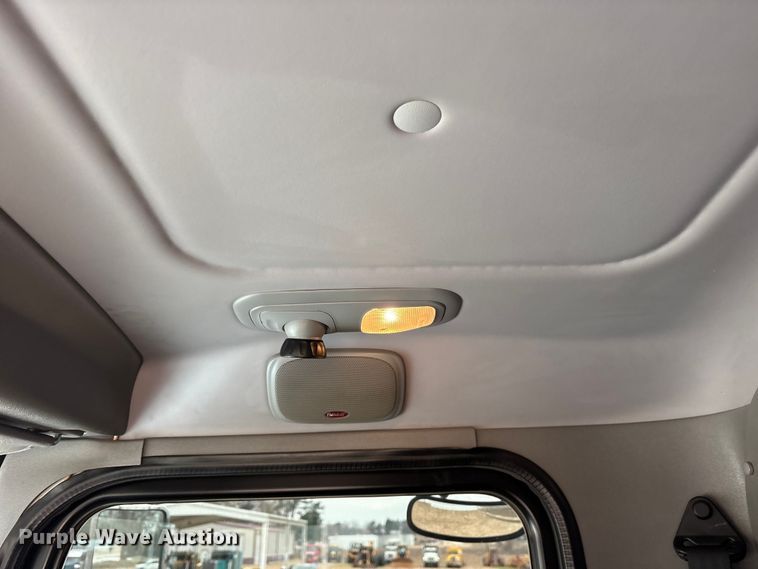 image for item ES8605 2014 Peterbilt 367 semi truck