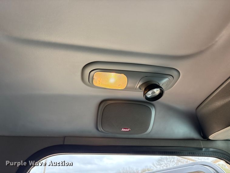 image for item ES8605 2014 Peterbilt 367 semi truck