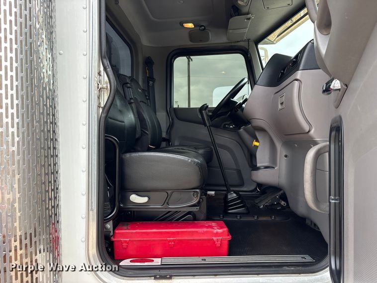 image for item ES8605 2014 Peterbilt 367 semi truck