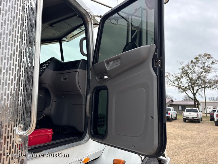 image for item ES8605 2014 Peterbilt 367 semi truck