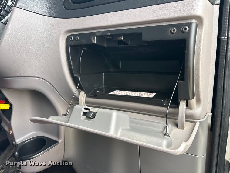 image for item ES8605 2014 Peterbilt 367 semi truck