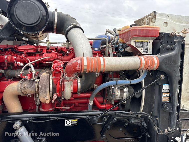 image for item ES8605 2014 Peterbilt 367 semi truck