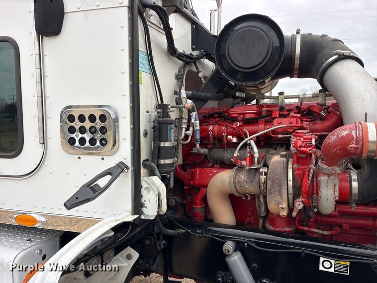 image for item ES8605 2014 Peterbilt 367 semi truck