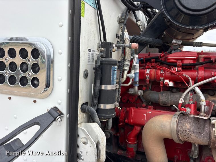 image for item ES8605 2014 Peterbilt 367 semi truck