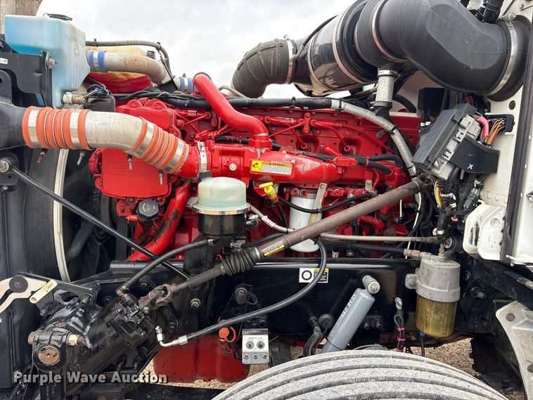 image for item ES8605 2014 Peterbilt 367 semi truck