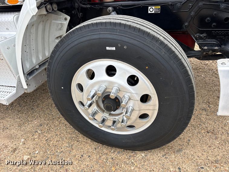 image for item ES8605 2014 Peterbilt 367 semi truck