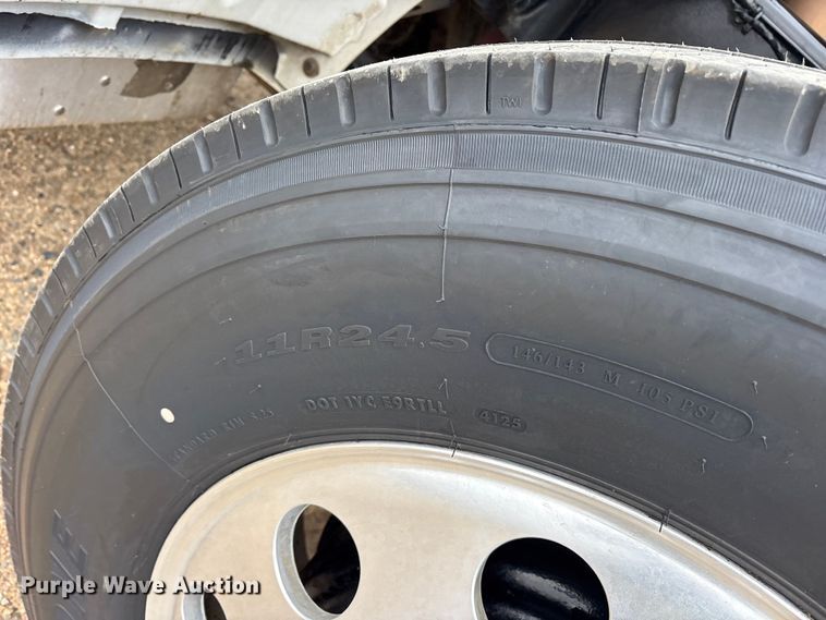 image for item ES8605 2014 Peterbilt 367 semi truck