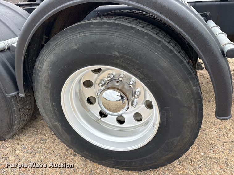 image for item ES8605 2014 Peterbilt 367 semi truck