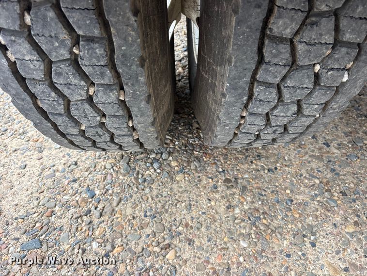 image for item ES8605 2014 Peterbilt 367 semi truck