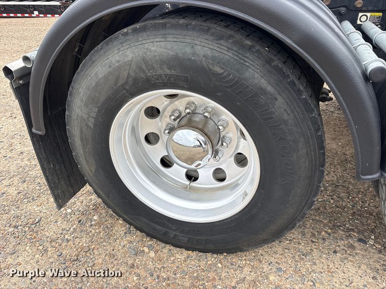 image for item ES8605 2014 Peterbilt 367 semi truck