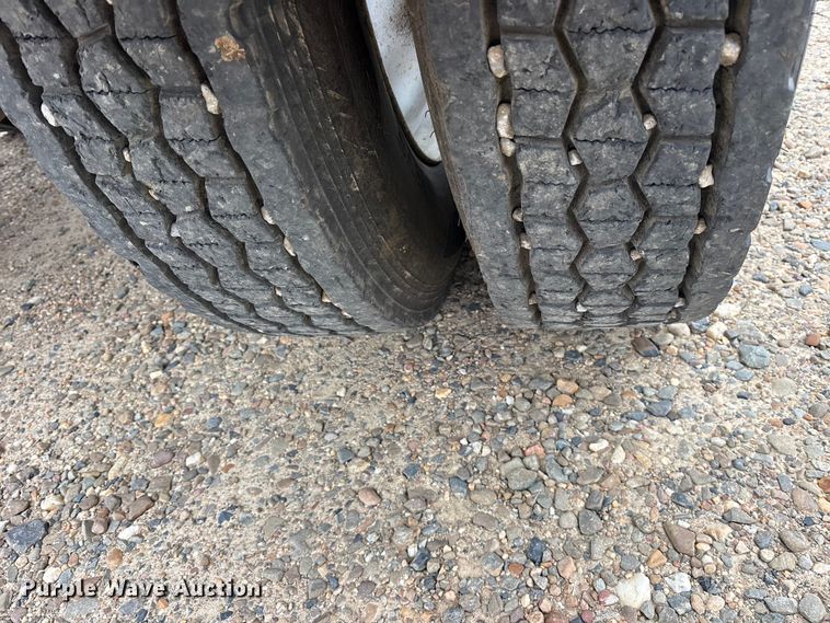 image for item ES8605 2014 Peterbilt 367 semi truck