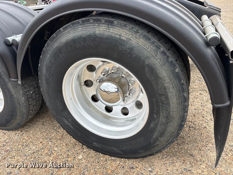 image for item ES8605 2014 Peterbilt 367 semi truck