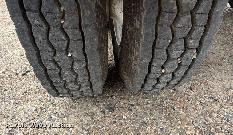 image for item ES8605 2014 Peterbilt 367 semi truck