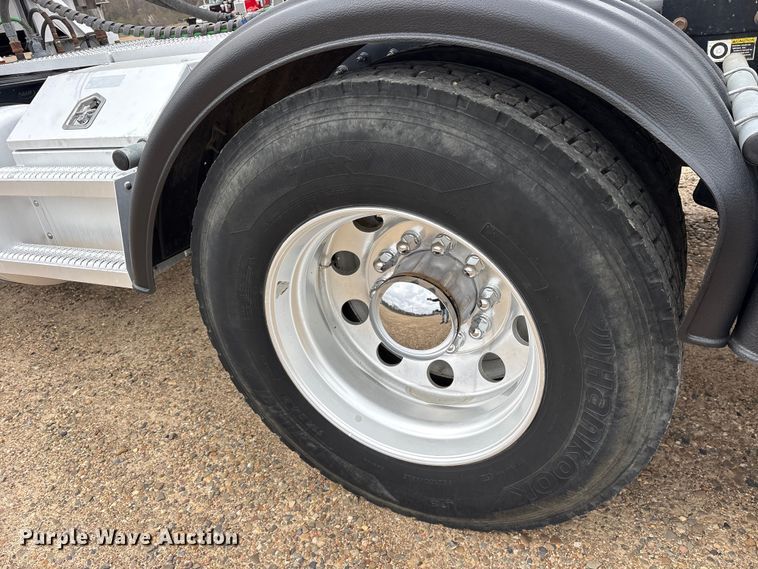 image for item ES8605 2014 Peterbilt 367 semi truck