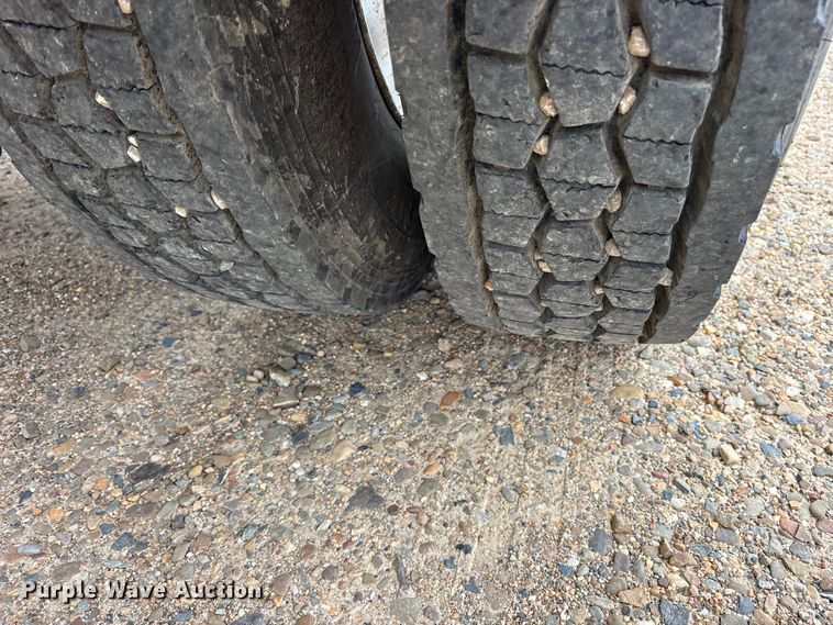 image for item ES8605 2014 Peterbilt 367 semi truck