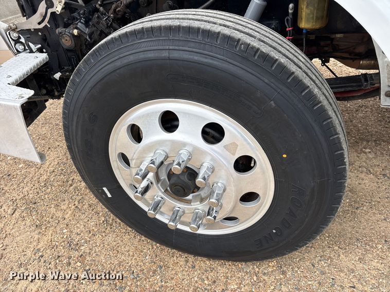 image for item ES8605 2014 Peterbilt 367 semi truck