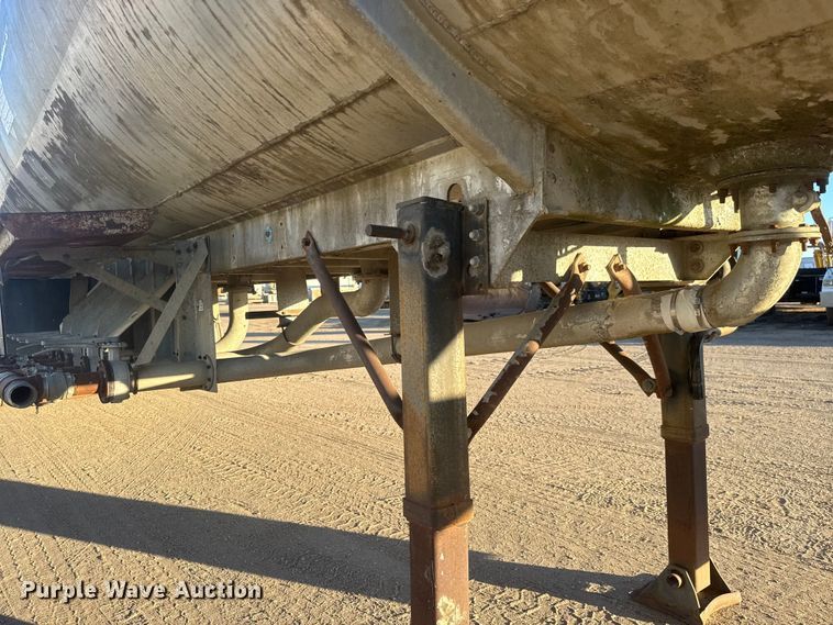 image for item ET1515 1976 Fruehauf tank trailer