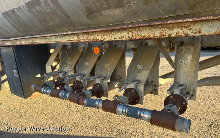 image for item ET1515 1976 Fruehauf tank trailer