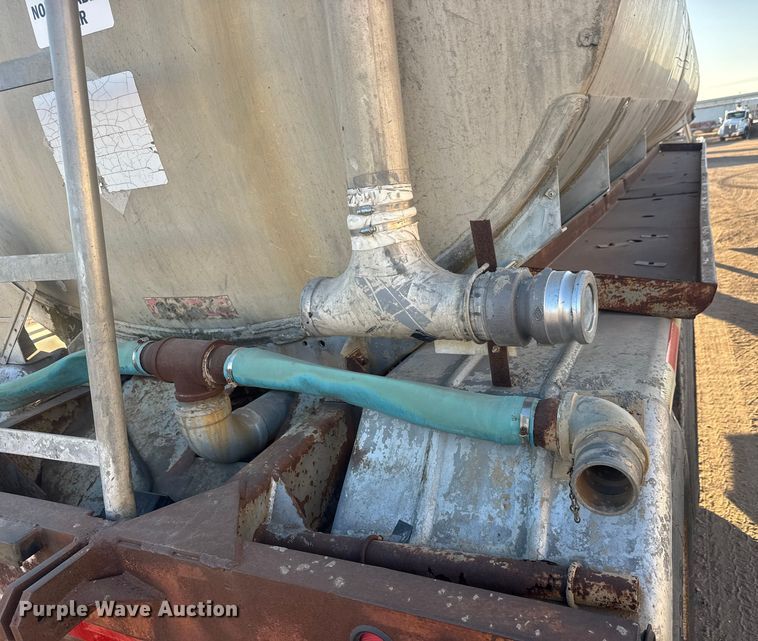 image for item ET1515 1976 Fruehauf tank trailer