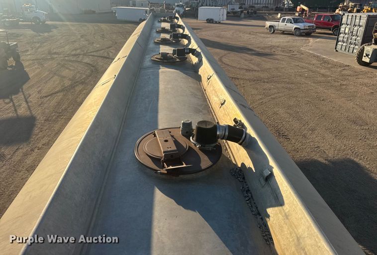 image for item ET1515 1976 Fruehauf tank trailer