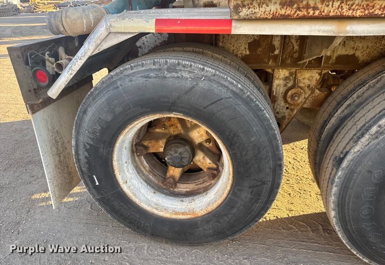 image for item ET1515 1976 Fruehauf tank trailer