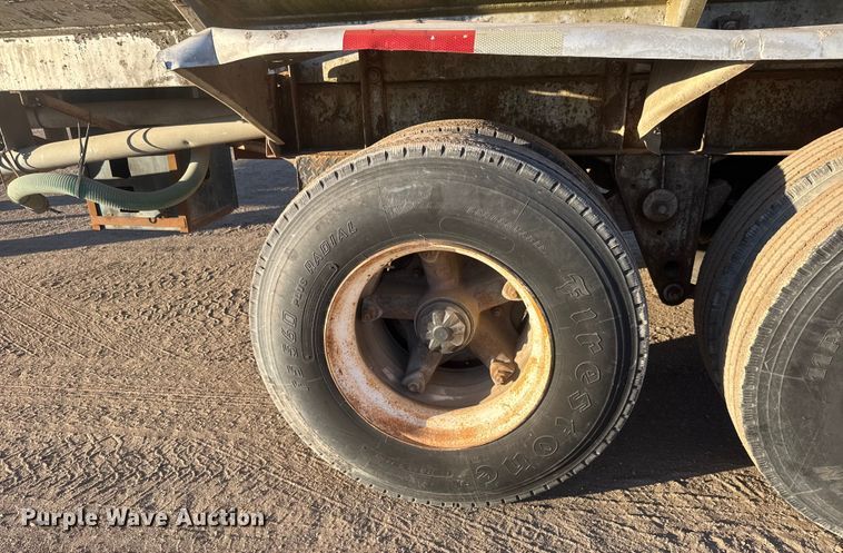 image for item ET1515 1976 Fruehauf tank trailer