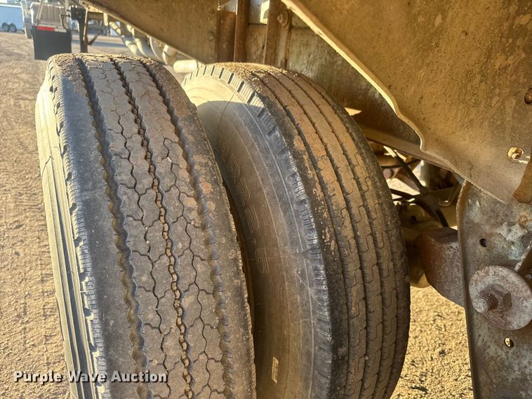 image for item ET1515 1976 Fruehauf tank trailer