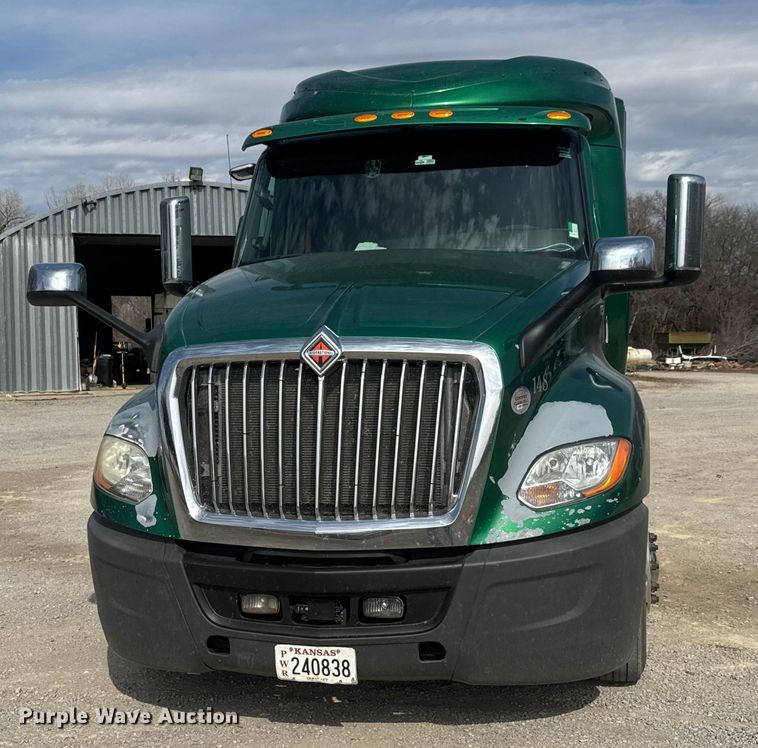 image for item ET1547 2019 International LT625 semi truck