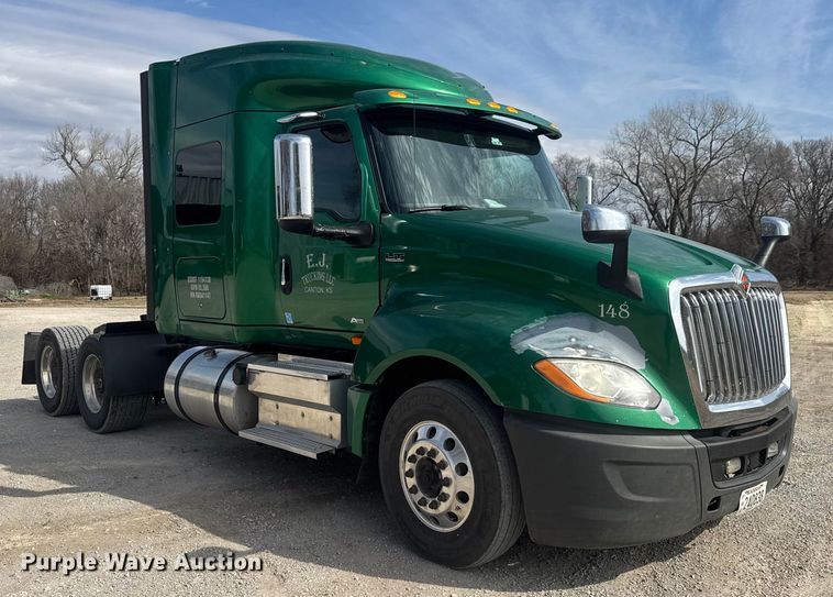 image for item ET1547 2019 International LT625 semi truck