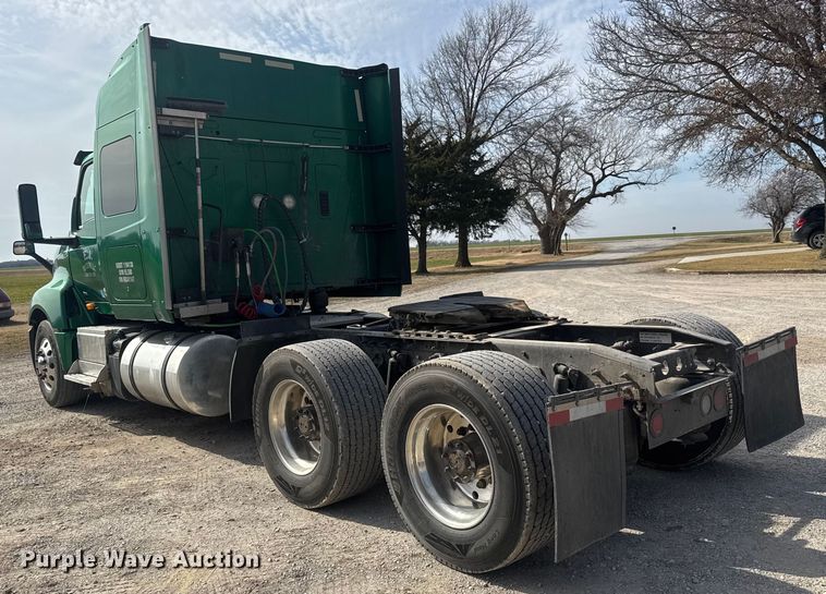 image for item ET1547 2019 International LT625 semi truck