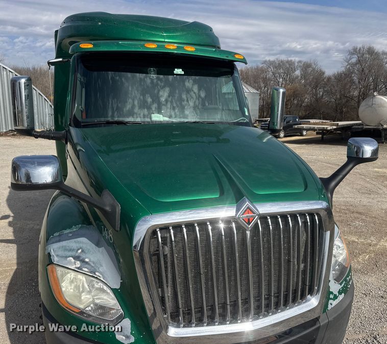 image for item ET1547 2019 International LT625 semi truck