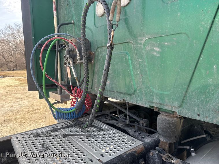 image for item ET1547 2019 International LT625 semi truck