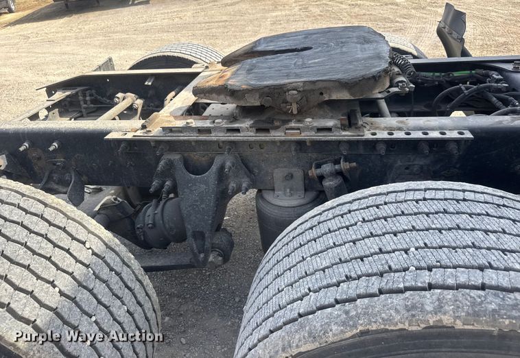 image for item ET1547 2019 International LT625 semi truck