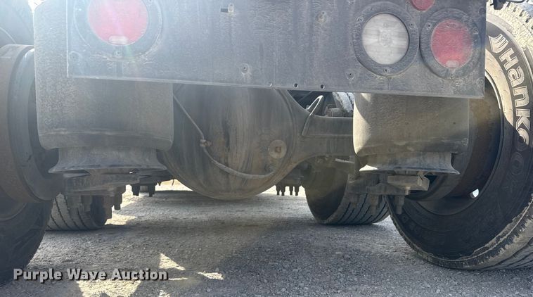 image for item ET1547 2019 International LT625 semi truck