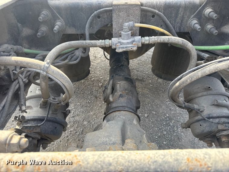 image for item ET1547 2019 International LT625 semi truck