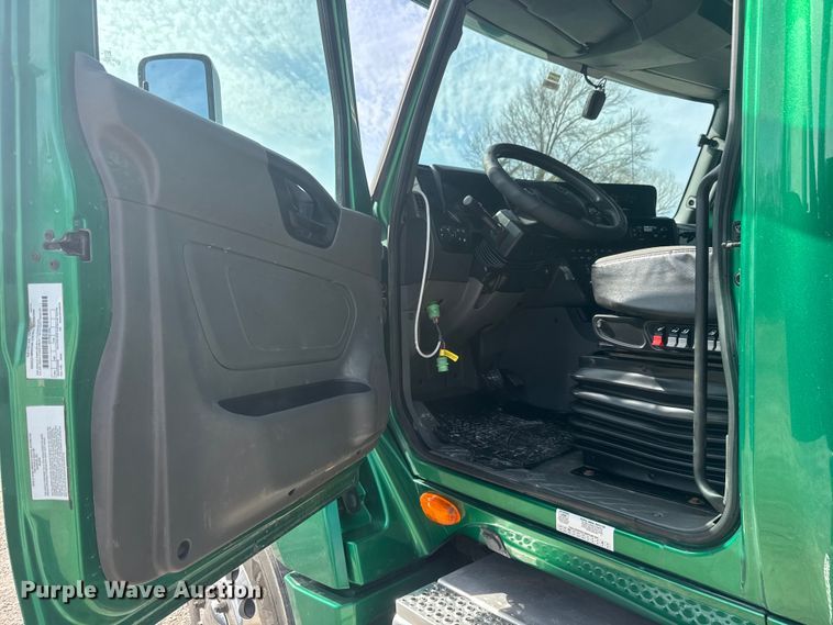 image for item ET1547 2019 International LT625 semi truck