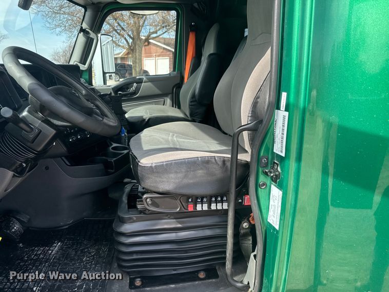 image for item ET1547 2019 International LT625 semi truck