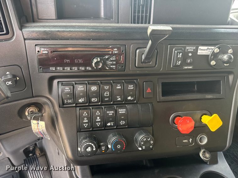 image for item ET1547 2019 International LT625 semi truck