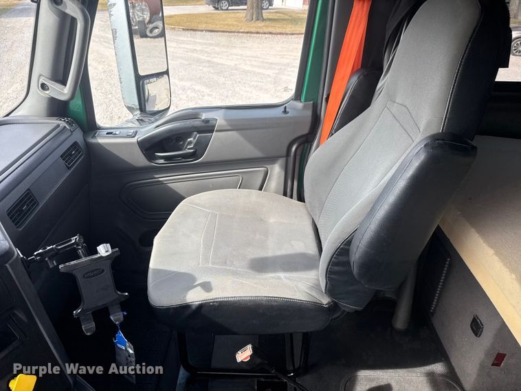 image for item ET1547 2019 International LT625 semi truck