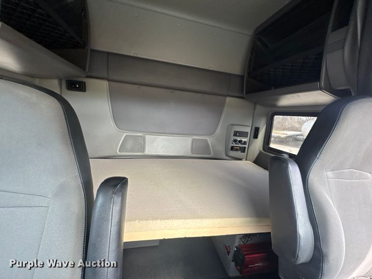 image for item ET1547 2019 International LT625 semi truck