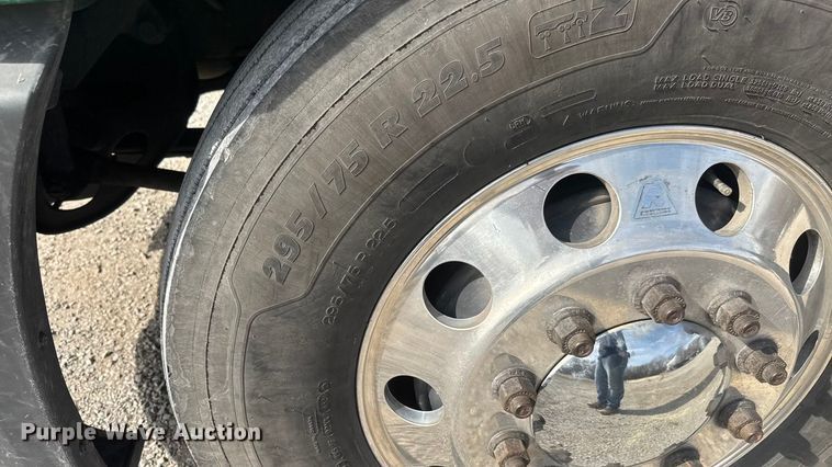 image for item ET1547 2019 International LT625 semi truck