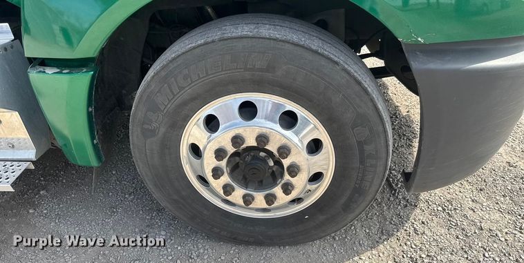 image for item ET1547 2019 International LT625 semi truck