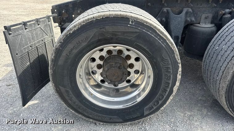 image for item ET1547 2019 International LT625 semi truck