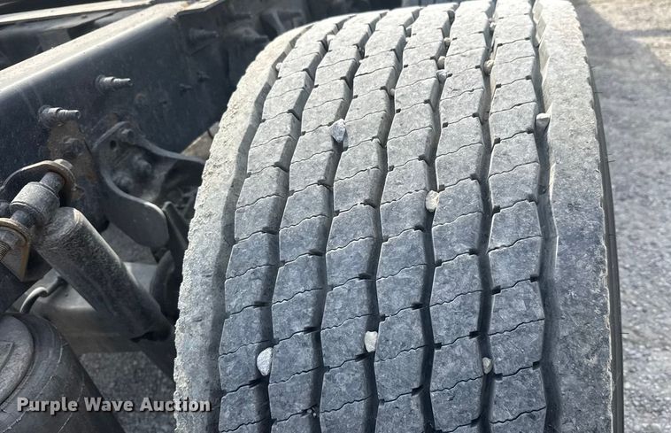 image for item ET1547 2019 International LT625 semi truck