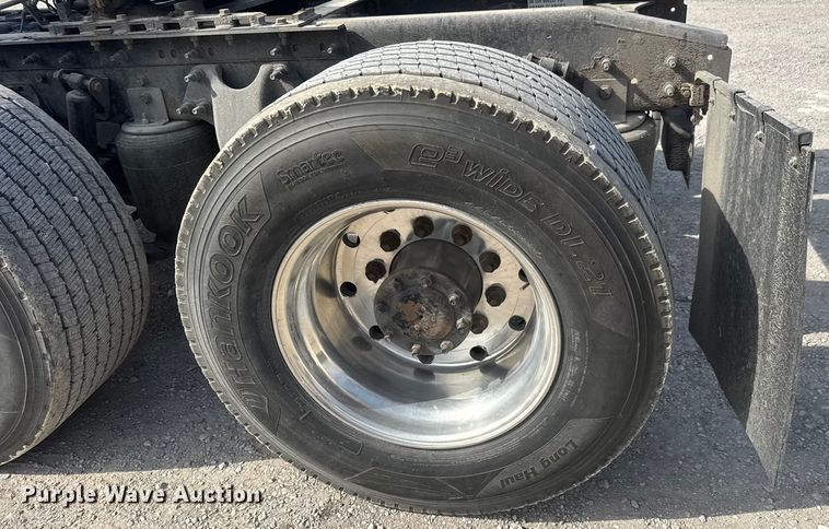 image for item ET1547 2019 International LT625 semi truck