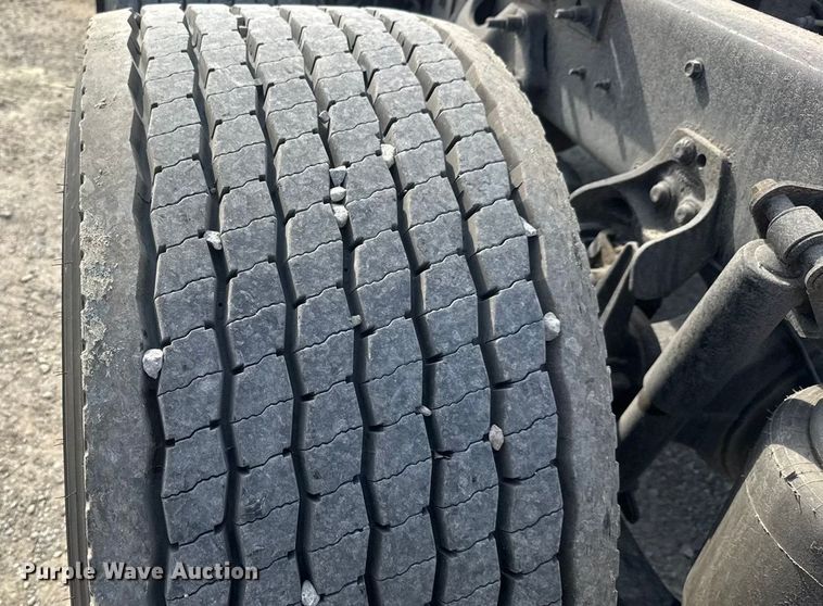 image for item ET1547 2019 International LT625 semi truck