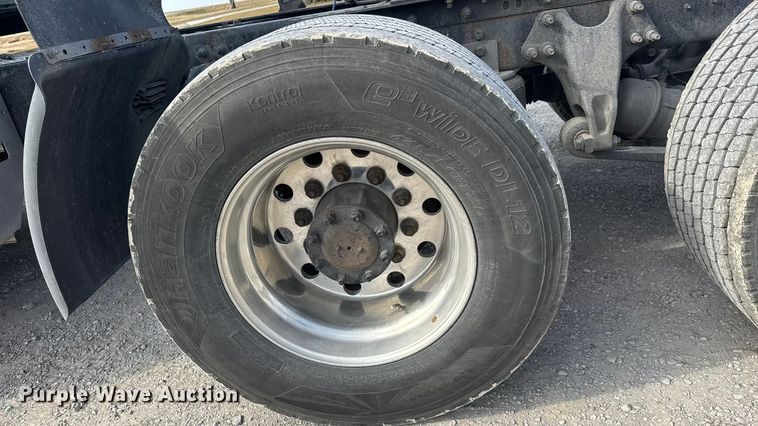 image for item ET1547 2019 International LT625 semi truck