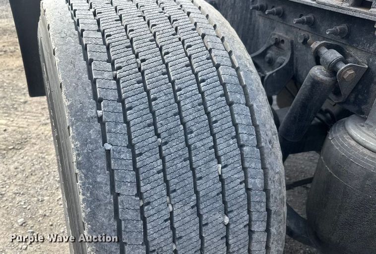 image for item ET1547 2019 International LT625 semi truck