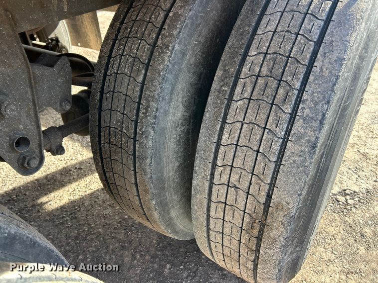 image for item ET6970 2004 Wabash dry van trailer