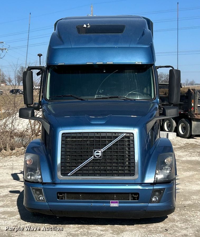 image for item ET6991 2017 Volvo  VNL semi truck